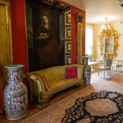 be/84/Art collection at Hotel Hacienda de Abajo in Spain.webp